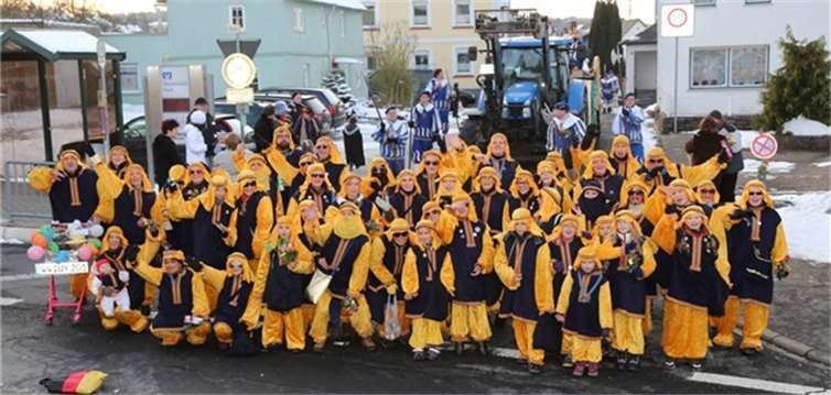 „Fassenacht erst Freu(n)de macht, wenn Blau-Gold tanzt, singt und lacht“ Am Zug darf jedes Mitglied mitgehen: Es entsteht eine riesige Laufgruppe.