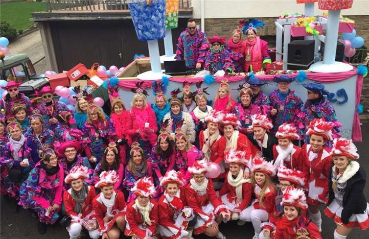 Am Zug in Oberfell nahmen die Draller Möhnen als feurige Brasilianerinnen teil. Begleitet wurden sie von den Tanzgarden.  privat