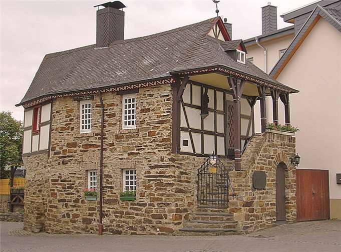 Am alten „Bachemer Backes“ treffen sich die Teilnehmer der Führung.  Privat