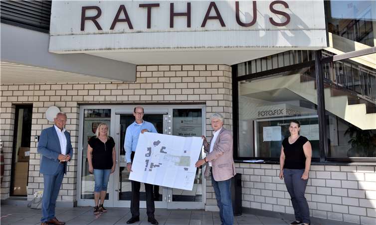 Am alten Standort der Kindertagesstätte St. Suitbert in der Ortsmitte von Rheinbrohl soll eine neue moderne Kindertagesstätte mit 120 Plätzen entstehen. Der Kindergartenzweckverband Rheinbrohl, Bad Hönningen und Hammerstein als Träger und das Kreisjugendamt Neuwied als Bedarfsplanungsbehörde haben sich in einem gemeinsamen Gespräch in der Verbandsgemeindeverwaltung Bad Hönningen auf den Bau einer sechsgruppigen Kindertagesstätte verständigt. (v.l.n.r.): Landrat Achim Hallerbach, Kerstin Grüber (Kreisjugendamt Neuwied), Jan Ermtraud (Beigeordneter der Ortsgemeinde Rheinbrohl), Zweckverbandsvorsteher Reiner W. Schmitz, Kerstin Neckel (Kreisjugendamt Neuwied).