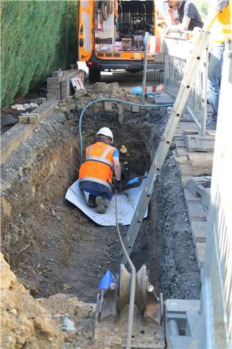 Am andere Ende der alten Leitung zieht eine Seilwinde den Inliner aus dem Rohr.