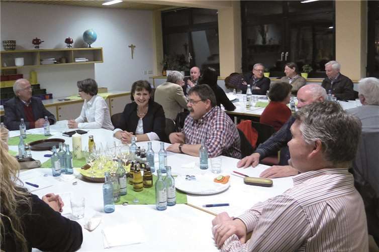 Am bereits vierten Dämmerschoppen nahmen rund zwanzig Vorstandsmitglieder von Pfarrgemeinde- und Verwaltungsräten teil. privat