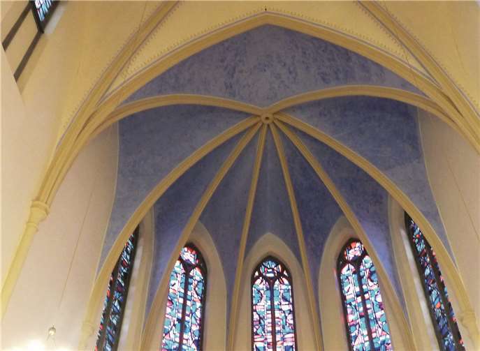 Am blauen Himmel der völlig neu gestalteten Apsis werden am Heiligen Abend zum ersten Mal 330 Sterne leuchten.