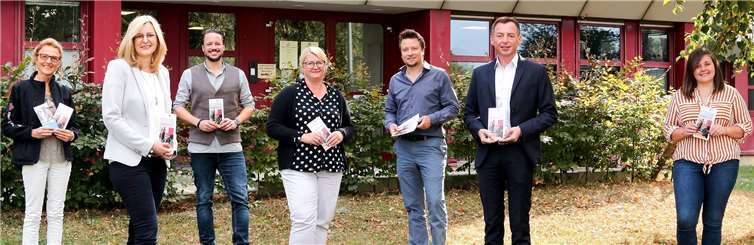 Am bundesweiten Aktionstag der Migrationsberatung für Erwachsene Zuwanderer nutzten die DRK-Migrationsberaterinnen Maria Schön (li.) und Ann-Kathrin Bierbrauer (re.) die Gelegenheit, sich im Jobcenter des Landkreises Ahrweiler mit Geschäftsführer Daniel Stellmacher-Huck (2.v.re.) und verschiedenen Bereichsleitern auszutauschen. Foto: Thorsten Trütgen