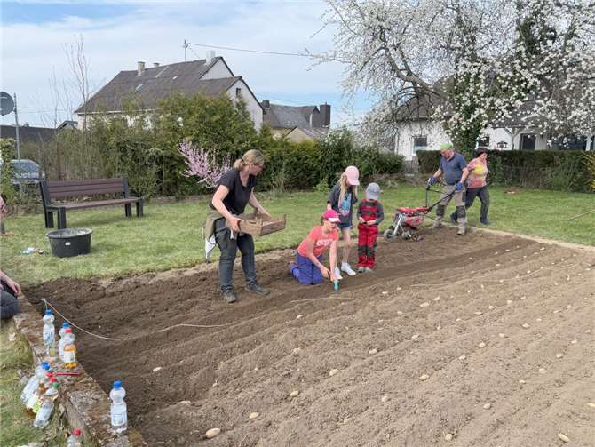 „Unser Dorf – Unser Garten“ Am diesjährigen Dorfaktionstag wurde der Dorfgarten mit Leben gefüllt. Foto: Ortsgemeinde Wirfus