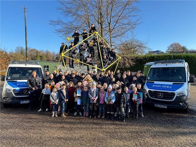Am diesjährigen bundesweiten Vorlesetag wurde die Swistbachschule in Swisttal-Heimerzheim unter der stellvertretenden Leitung von Frau Ellen Schroden durch eine besondere Aktion bereichert. Foto: Bundespolizeiaus- und -fortbildungszentrum Swisttal