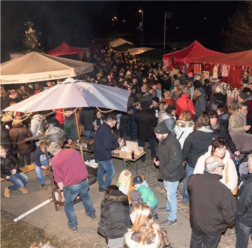 Am dritten Adventssonntag verwandelt sich die Verkehrsfläche im Bereich des Staudamms in Rieden in einen zauberhaften Weihnachtsmarkt. Archiv