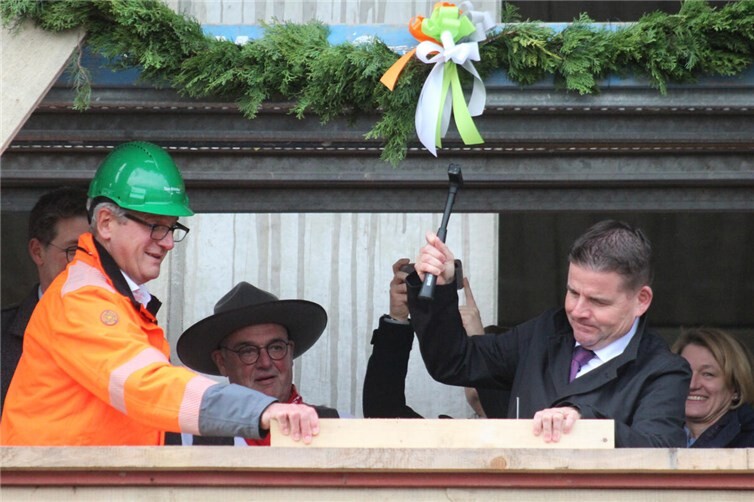 Am drittletzten Tag seiner Amtszeit bewies Bürgermeister Holger Jung beim traditionellen Hammerschlag Treffsicherheit.