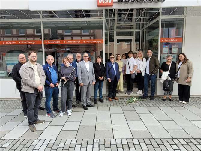 Am ehemaligen Wohnort der Familie Stern in der Montabaurer Bahnhofstraße 24 fand die Gedenkfeier statt. Dafür waren Gerald Stern und seine Familie eigens aus England angereist.