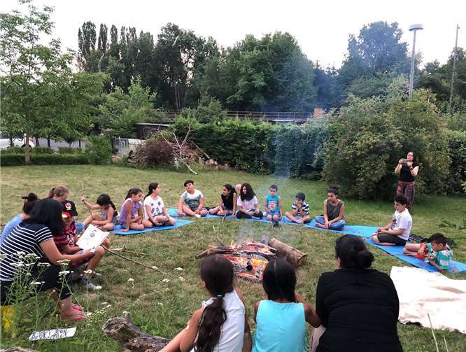 Am ersten Abend der Kindersommerfreizeit konnten die Kinder gemeinsam Stockbrot auf dem Lagerfeuer backen. Fotos: privat