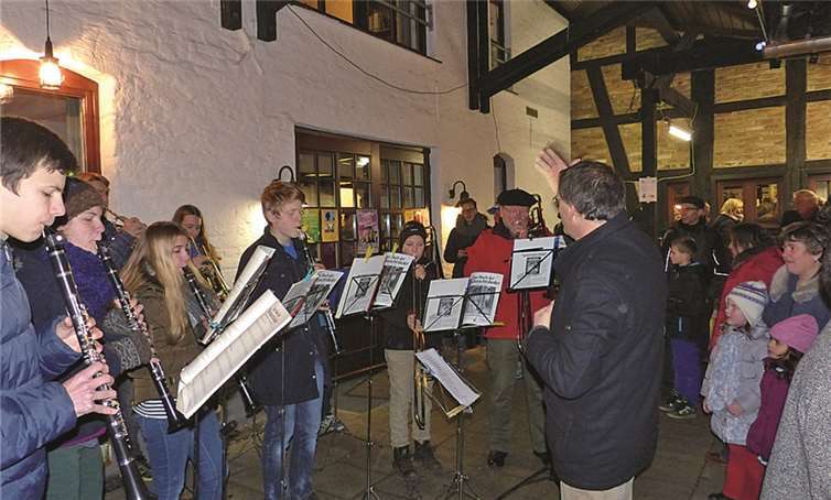 Am ersten Advent spielten die Bläser des Jugendorchesters auf dem Weihnachtsmarkt in Ließem.privat