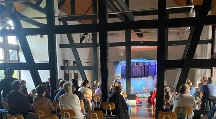 Am ersten Adventwochenende gastierte das Figurentheater „Papperlapupp!“ aus Bonn bereits zum dritten Mal auf Einladung des Büchereiverbundes Wachtberg im Kulturzentrum Köllenhof. Foto: privat