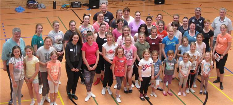 Am ersten Samstag im Mai war es endlich soweit: Der von den GKG-Trainerinnen erwünschte Tanz-Workshop, unter externer Trainerleitung fand statt.privat