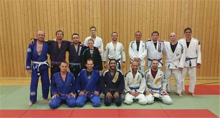 Am ersten Seminartag lag der Fokus auf fortgeschrittene Techniken mit Gi (Trainingsanzug).privat