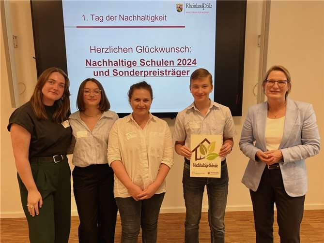 Am ersten Tag der Nachhaltigkeit des Landes Rheinland-Pfalz in Mainz nahm die Umwelt-AG des PJG die Auszeichnung entgegen.  Foto: privat