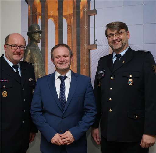 Am ersten offiziellenAustausch zweier „frischGewählter“, dem LFV-PräsidentFrank Hachemer (re.) undNeuwieds OberbürgermeisterJan Einig (Mi.), nahm auchWilfried Hausmann (li.),der Wehrleiter derNeuwieder FeuerwehrFoto: Eckhard Schwabe