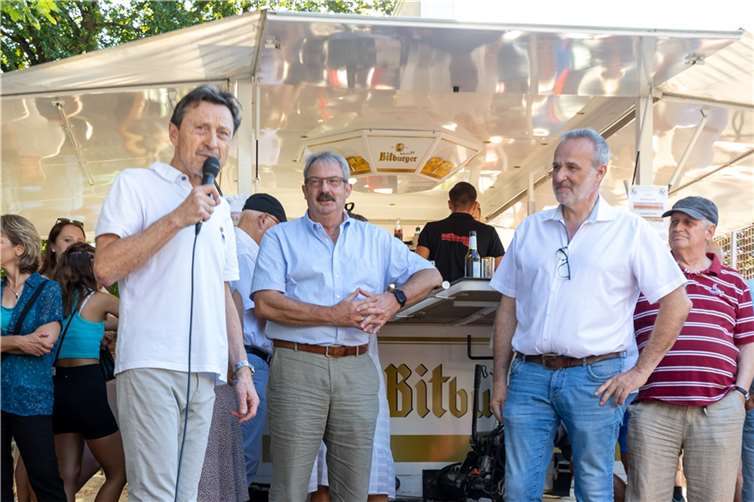 Am frühen Abend begrüßte der SV Wachtberg Bürgermeister Jörg Schmidt (r.) und Christoph Fiévet (Mitte), die zum Gratulieren gekommen waren. Fotos: CEW