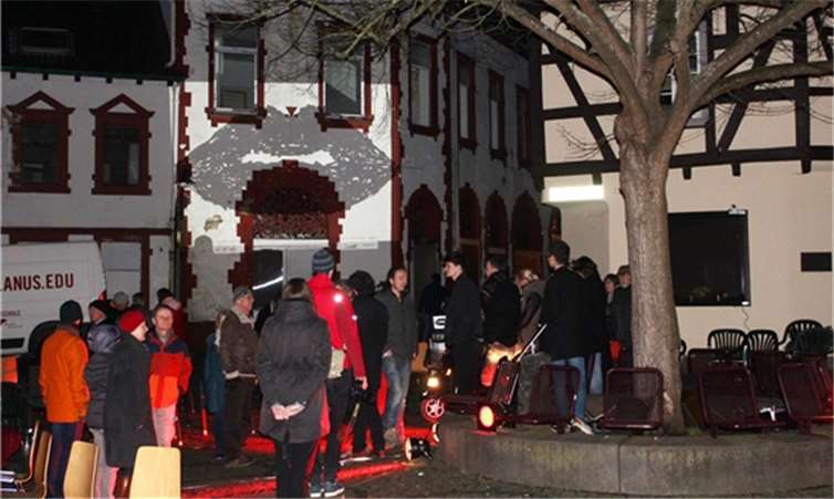 Am frühen Abend trafen die Unkeler auf dem Willy-Brandt-Platz mit dem Alanus-Studenten zusammen.