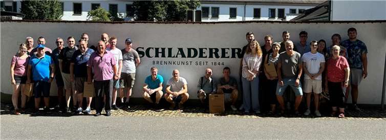 Am frühen Freitagmorgen trafen sich die Kripper Junggesellen in der Ortsmitte, um gemeinsam auf Tour nach Freiburg zu fahren. Foto: privat