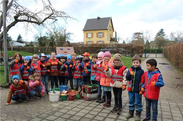 Am frühen Morgen, bei schönstem Wetter, rüsteten sich die Vorschulkinder mit Warnweste, Handschuhen und Eimer, um in näherer Umgebung der Kita den Müll aus den Hecken und von Gehwegen zu entfernen. Foto: privat