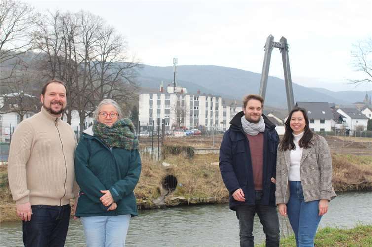Am gegenüberliegenden Ahrufer der Bauplatz für das neue Feuerwehrhaus, v.l. Christoph Scheuer, Birgit Stupp, Benjamin Görler, Sarah Rößel. Foto: Bündnis 90/Die GRÜNEN