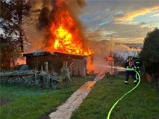 Am gestrigen Morgen brannten in Lannesdorf zwei Gartenlauben aus. Foto: Feuerwehr Bonn