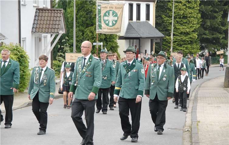 Am großen Festumzug durch Kurtscheid beteiligten sich die Abordnungen aus dem gesamten Bistum Trier.KER
