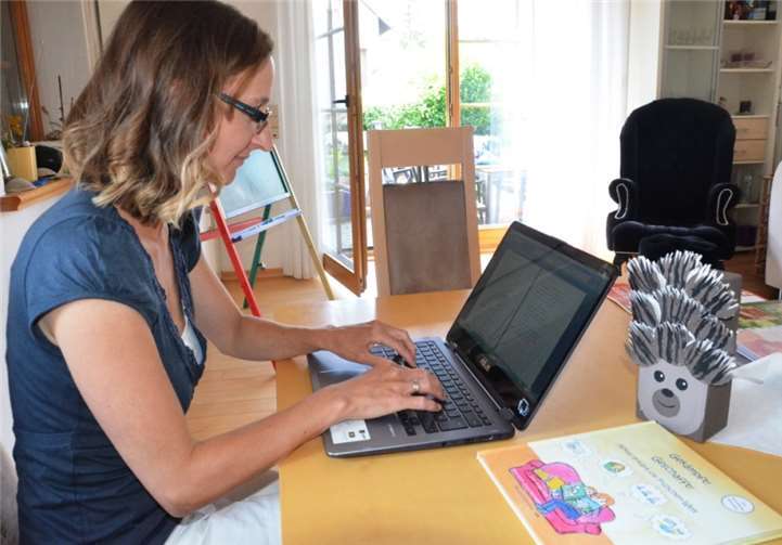 Am heimischen Wohnzimmertisch schreibt Ariane Thiel am liebsten.