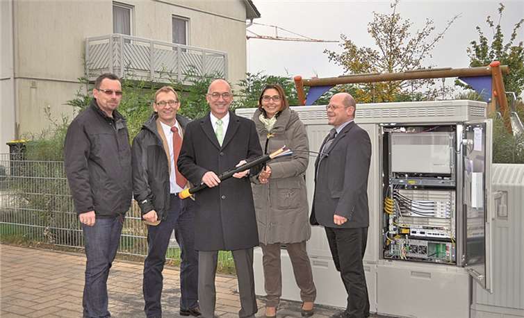 Am hochmodernen Kabelverzweiger vor Ort in Merl (v.l.): Thomas Limbach vom städtischen Fachbereich Verkehr und Grünflächen, Wirtschaftsförderer Dirk Schwindenhammer, Bürgermeister Bert Spilles, Anja Oppermann vom Infrastrukturvertrieb der Deutschen Telekom und Gerd Wolter, Teamleiter Produktion und Technik der Deutschen Telekom Technik GmbH. Stadt Meckenheim