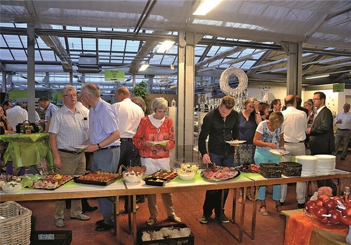 Am kalten Büfett entspannten sich die Gäste des Sommerfestes, zu dem der Wachtberger Gewerbeverein seine Mitglieder eingeladen hatte.
