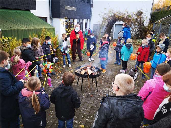 Am kleinen Feuer im Schulgarten teilte St. Martin dann seinen Mantel.
