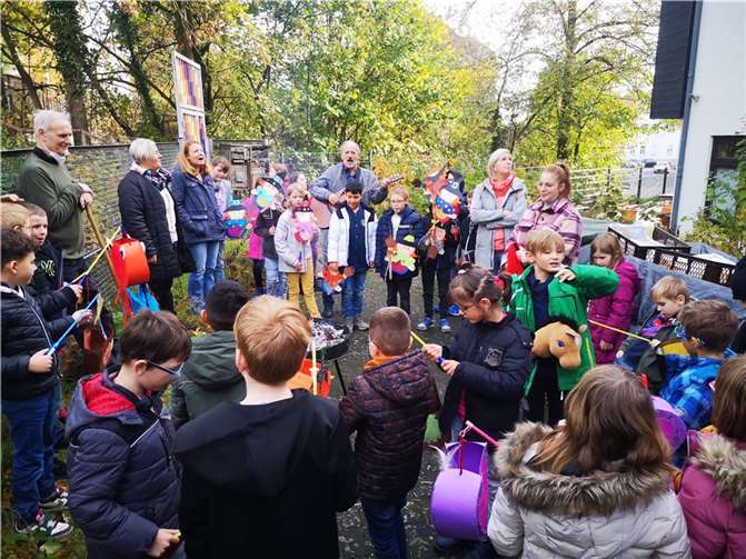 Am kleinen Feuer im Schulgarten wurden Martinslieder gesungen.  Fotos: Stephanus-Schule Polch