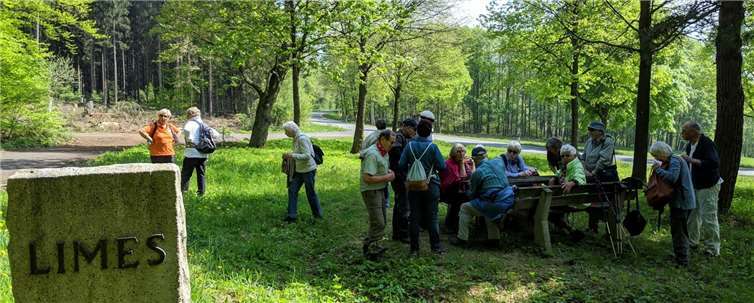 Am kleinen Rastplatz zwischen Kemmenau und Welschneudorf wurde eine kurze Pause eingelegt.