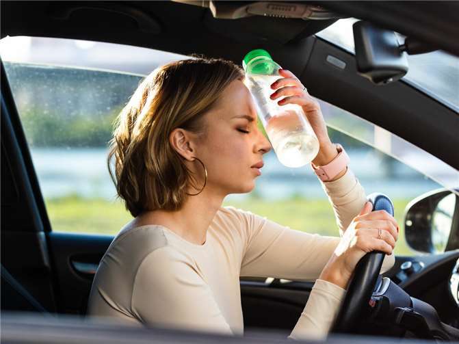 Am kommenden Wochenende erwartet Rheinland-Pfalz das erste Hitzewochenende des Jahres mit Temperaturen deutlich über 30 Grad Celsius. Der ADAC Mittelrhein rechnet mit einem erhöhten Verkehrsaufkommen auf den Autobahnen und das Warten im Stau kann für Autofahrer bei hohen Temperaturen besonders belastend sein. Foto: ADAC Mittelrhein