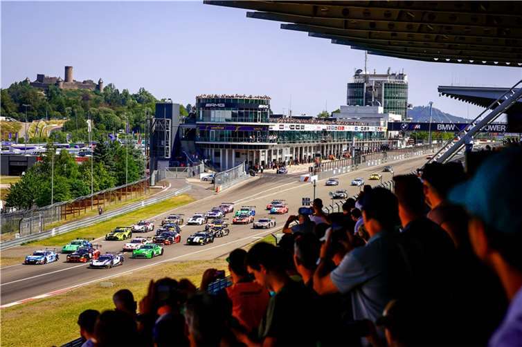Am kommenden Wochenende startet die traditionsreiche Nordschleifen-Rennserie mit den 12h Nürburgring in das letzte Saisondrittel. Foto: Gruppe C Photography