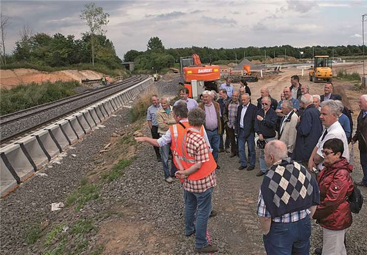 Am künftigen Haltepunkt „Römerkanal“ informierten sich Bürger und Kommunalpolitiker aus Rheinbach über den Stand der Arbeiten.Fotos: VJ