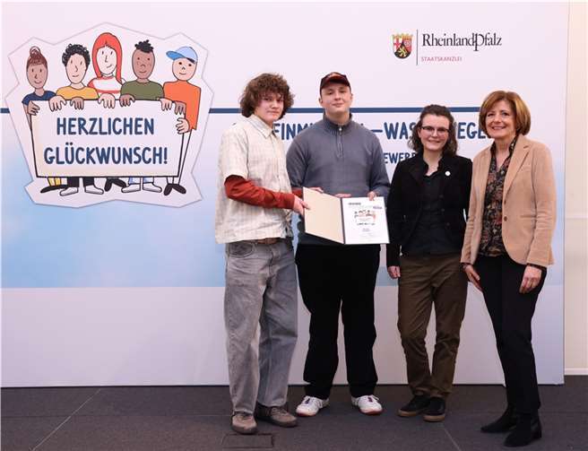 Am „längsten Tisch von Montabaur“ sollen Menschen sich zum Plaudern, Spielen, Essen und Trinken treffen und zueinanderfinden. Für diese Idee nahm Keana Müller (links) einen Preis entgegen. Mit ihr freuen sich Ministerpräsidentin Malu Dreyer (rechts) und Larissa Metz von JumaZu. Foto: Staatskanzlei RLP / Alexander Sell