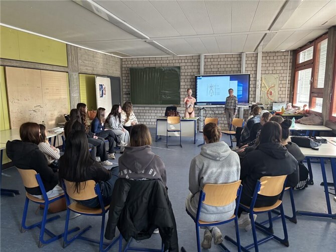 Am letzten Freitag im Februar gab es für die Berufsfachschulen 2 der Fachrichtungen Gesundheit/ Pflege und Wirtschaft/Verwaltung Abwechslung im Klassenzimmer.Foto: privat