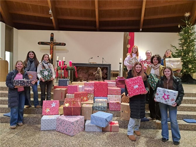 Am letzten Schultag während des Gottesdienstes an zwei Vertreter der Organisation Lichtzeichen übergeben werde. Foto: Schönstätter Marienschule