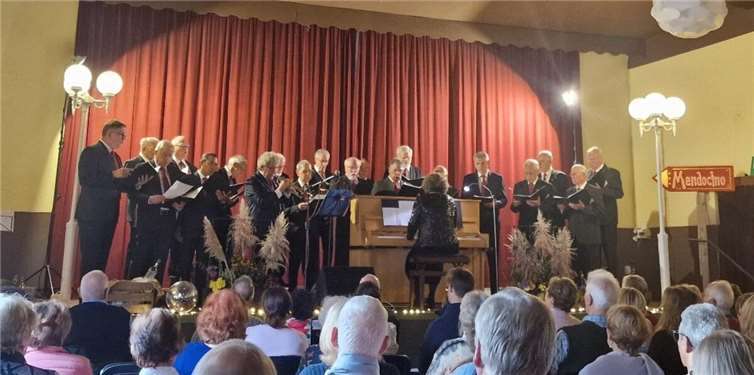 Herbstkonzert des MGV Westum mit Schlagermelodien Am letzten Sonntag im September hatte der MGV Eintracht Westum 1877 zum jährlichen Herbstkonzert geladen. Foto: Monika Ritterrath