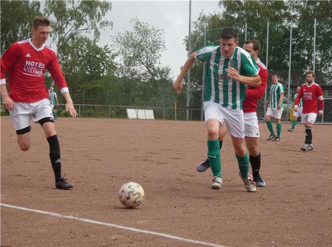 Am letzten Spieltag kassierte der SV Kripp II (rote Trikots) eine 0:1-Niederlage beim SV Berg/Freisheim.  Foto: privat