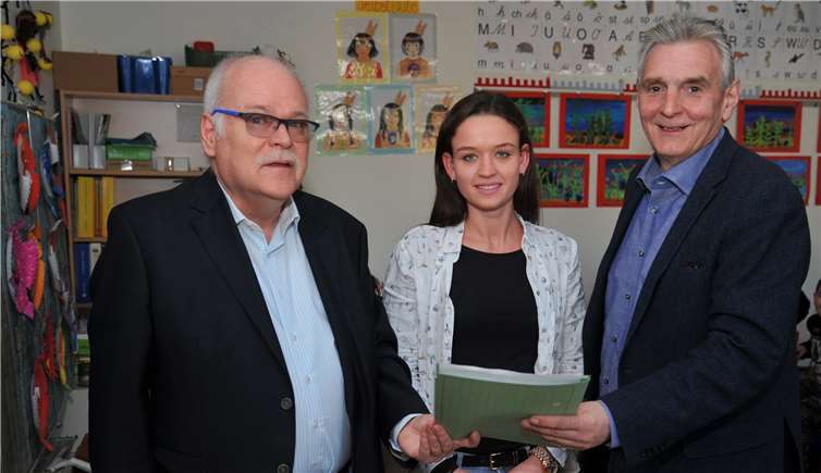 Am letzten Unterrichtstag des Feriensprachkurses besuchten Bürgermeister Claus Peitz (rechts) und VHS-Geschäftsführer Günter den Kurs von Blohn Nora Kiessewetter und überreichten die Teilnahmezertifikate an die Schülerinnen und Schüler. Stadt Andernach/Maurer