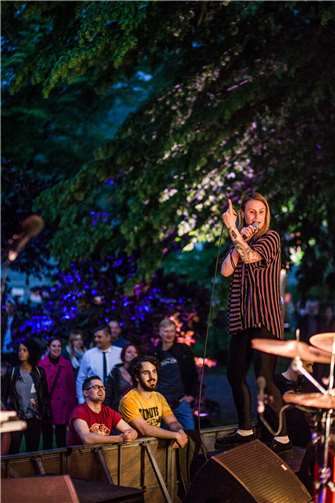 Am letzten Wochenende im Mai findet in den Oberlahnsteiner Rheinanlagen wieder das Kulturfestival „Lahneck Live“ statt.  Fotos: Lahnsteiner Musikszene e.V.