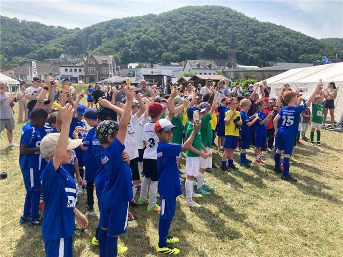 Am letzten Wochenende veranstaltete die JSG Brohl-Lützing/Gönnersdorf ihr traditionelles Jugendfussball-Turnier zum Abschluss der laufenden Saison bei sehr heißen äußeren Bedingungen auf dem Rasenplatz am Rhein in Brohl. Foto: privat