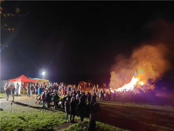 Am lichterloh brennenden Feuer freuten sich die „Kleinen“ über Brezeln und Süßigkeiten. Fotos: Ortsgemeinde Macken