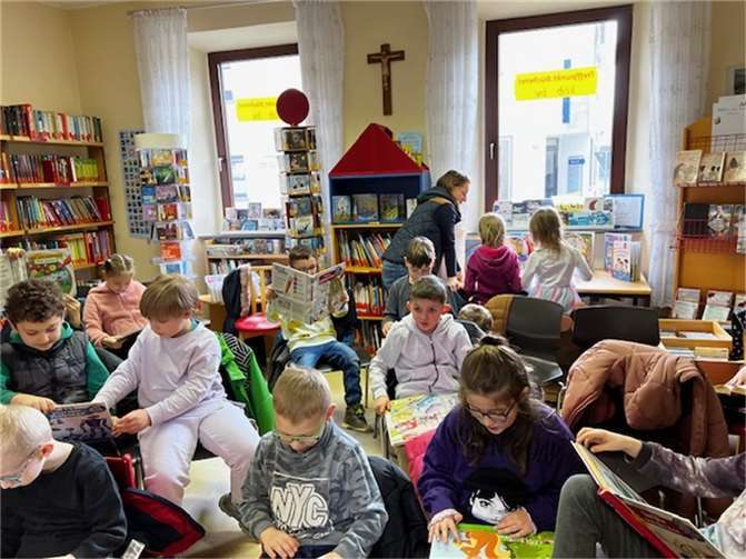Am meisten erstaunte es die Schüler, dass die Ausleihe gar nichts kostet, wenn man das Buch regelmäßig nach vier Wochen zurückbringt. Foto: Marianne Johann