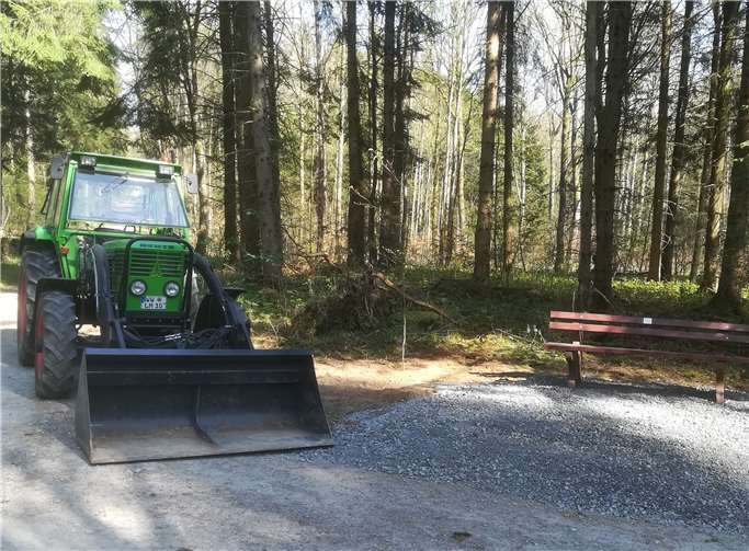 Am mystischen Steiner Kirchweg errichteten die Traktorfreunde Rückeroth die neue Bank.
