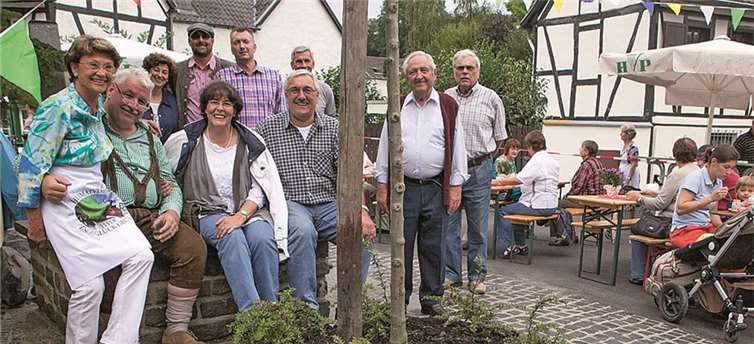 Am neu gestalteten Brunnenplatz in der Pecher Seibachstraße erfreute sich nicht nur der Heimatverein mit seinem Vorsitzenden Günter Wagner (2. v. r.), sondern auch das noch amtierende Villiper Prinzenpaar samt Hofstaat. VJ