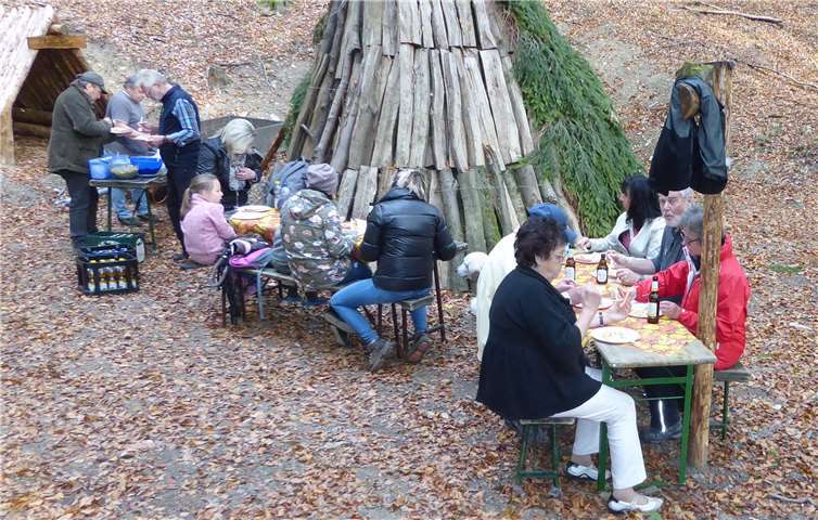 Am neu gestalteten Meilerplatz wartete ein deftiger Imbiss auf die Wanderer. privat