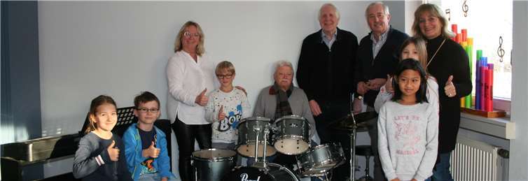 Am neuen Schlagzeug können die Grundschüler ab sofort ihr Rhythmusgefühl trainieren.Foto: privat